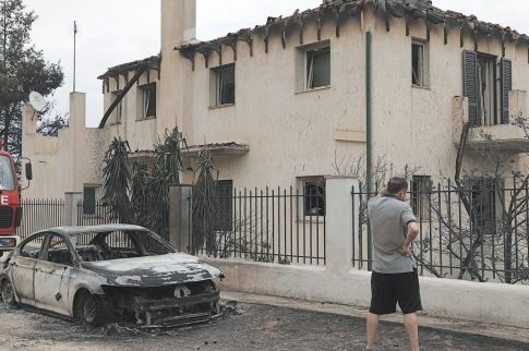 Οργιάζει το πλιάτσικο (κυρίως από Ρομά) στα καμένα σπίτια