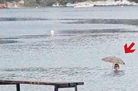 Πήρε την ομπρέλα και βούτηξε στη θάλασσα για να μη χάσει το μπάνιο!