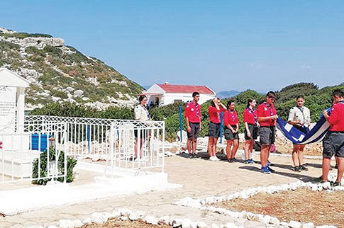 Οι πρόσκοποι της Χίου ύψωσαν τη γαλανόλευκη στην «κυρά της Ρω»