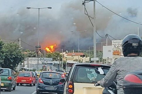 Πολίτες καταγγέλλουν ότι η εκτροπή κυκλοφορίας από τη Μαραθώνος έστειλε τους οδηγούς στη φονική πυρκαγιά
