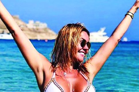 «Πυρπόλησε» τη Μύκονο με το μπικίνι της