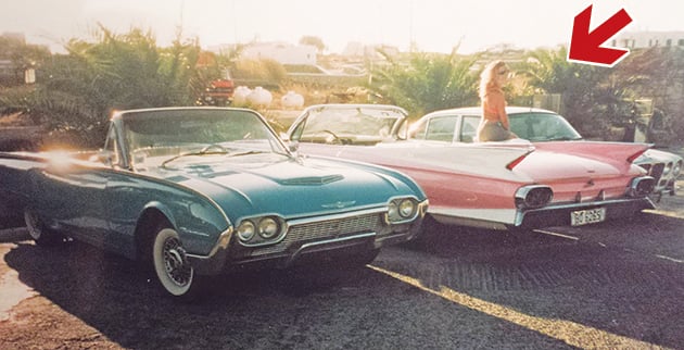 Η Χριστίνα Ιακωβίδου πάνω στη ροζ Κάντιλακ