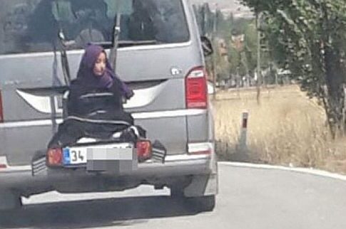 Τούρκος οδηγούσε με την κόρη του δεμένη έξω από το πορτμπαγκάζ