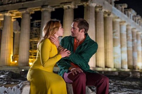 «The little drummer girl» με φόντο τον Παρθενώνα
