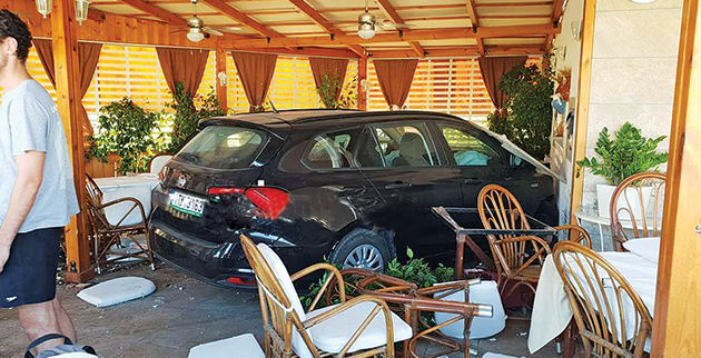 Στο βάθος του καταστήματος έφτασε το αυτοκίνητο της Γαλλίδας τουρίστριας (φωτό: fonien.gr)