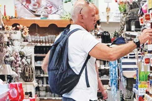 Ανέμελος ΓΑΠ στη Σκιάθο! Λίγο κρασί, λίγο θάλασσα και τα...ψώνια του
