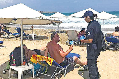 Καμπάνια με χιούμορ για τα αποτσίγαρα στις παραλίες