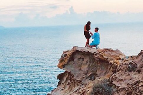 «Alert» στο twitter! Ολοι ψάχνουν το in love ζευγαράκι της Σαντορίνης