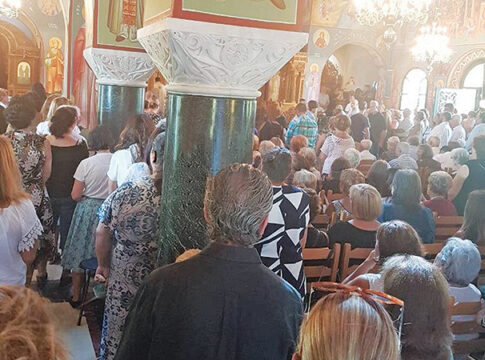 Με βουρκωμένα μάτια στη εκκλησία για τα θύματα της φωτιάς στο Μάτι