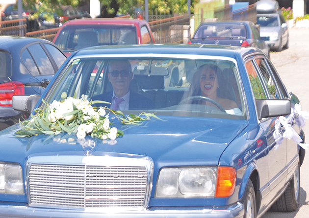 Με vintage Μερσεντές που οδηγούσε η ίδια έφθασε στην εκκλησία