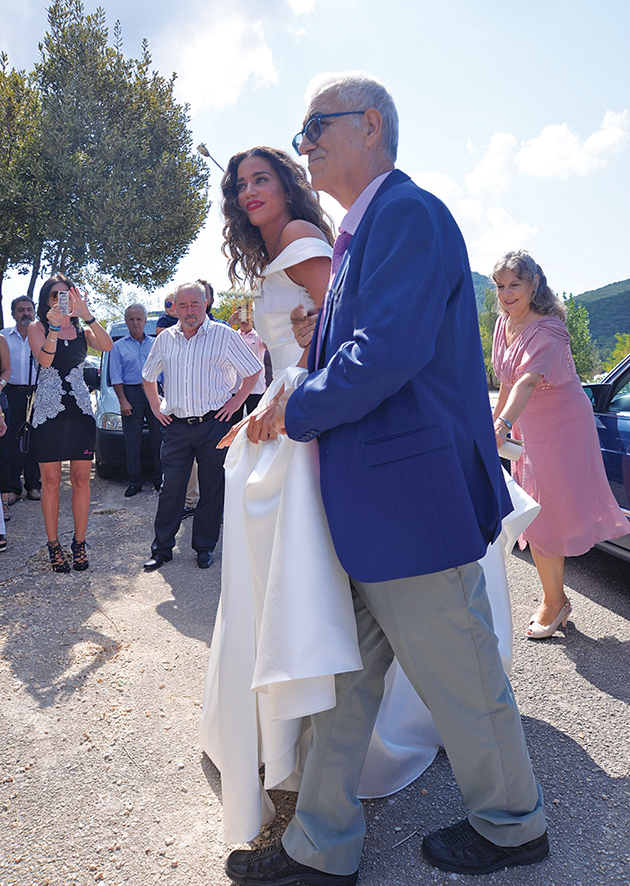 Συνοδευόμενη από τον πατέρα της (φωτο: tlife)