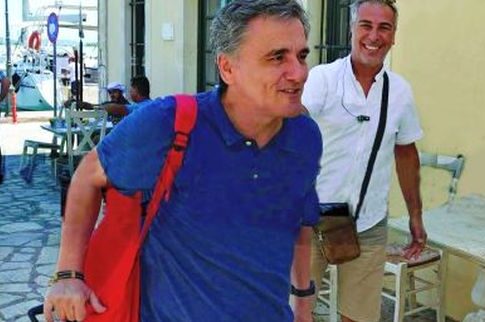 Ο Τσακαλώτος με το ίδιο κόκκινο σακίδιο στον ώμο και στις διακοπές!