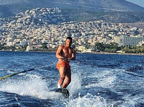 Ο Σόμμερ στο Καβούρι για wakeboarding