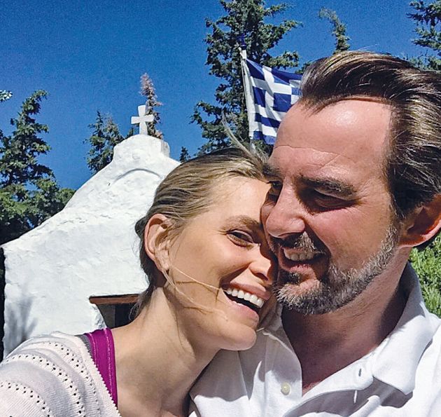 Με την ελληνική σημαία και ένα εκκλησάκι οι ερωτευμένοι Νικόλαος και η Τατιάνα Μπλάτνικ