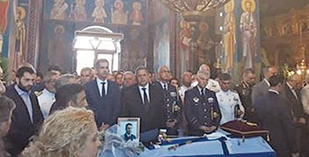 Ο περιφερειάρχης Στερεάς Ελλάδας Κώστας Μπακογιάννης και ο υπουργός Εθνικής Αμυνας Πάνος Καμμένος μεταξύ των επισήμων που παρέστησαν στην κηδεία