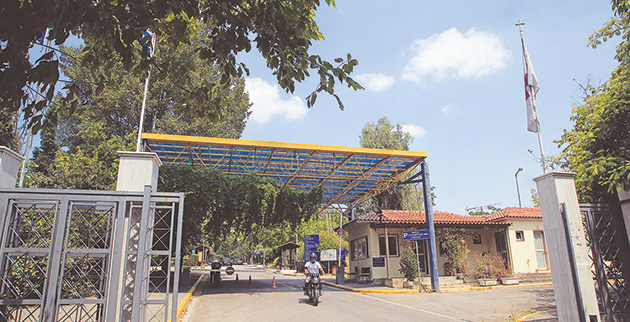 Η είσοδος του ψυχιατρείου στο Δαφνί