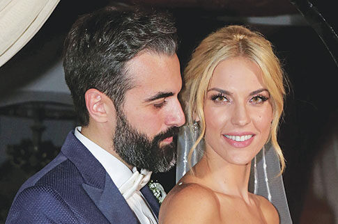 Η ρομαντική τελετή, το λαμπερό νυφικό και το παθιασμένο τάνγκο