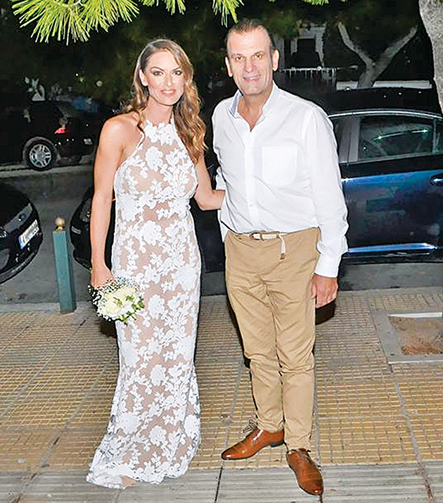 Με λευκό πουκάμισο ο γαμπρός Χρήστος Παπαδόπουλος δίπλα στην πανέμορφη νύφη Εύα Γκανούρη