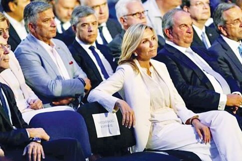 Ντυμένα στα ασπρόμαυρα όλα τα «κορίτσια του Κυριάκου»