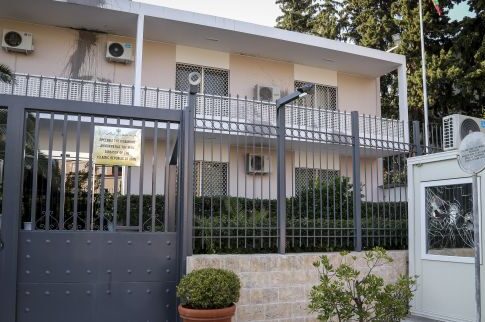 Αλωνίζει ο Ρουβίκωνας