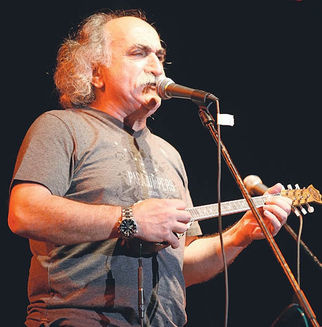 ΜΕ ΜΠΑΓΛΑΜΑ • Ο Αγάθωνας σε ζωντανή εμφάνισή του