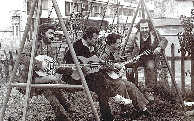 Αναμνηστική φωτογραφία το 1982 με το Ρεμπέτικο Συγκρότημα Θεσσαλονίκης