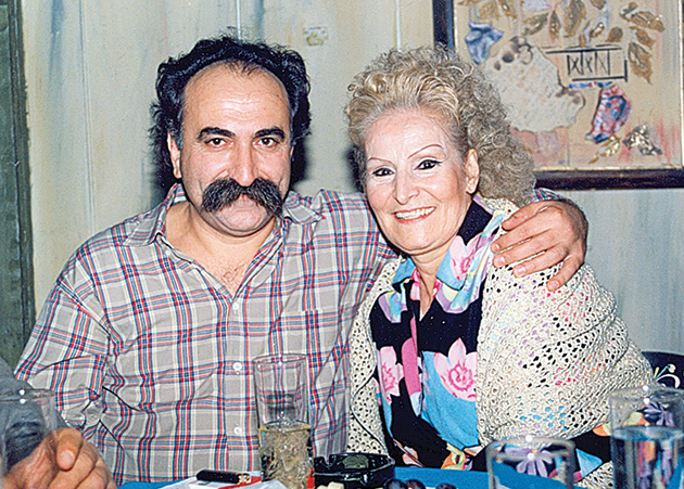 Αγκαλιά με τη μεγάλη κυρία του ρεμπέτικου Ρόζα Στάμου το 1993