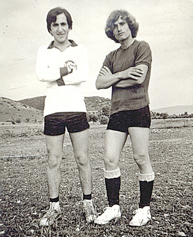 Στο γήπεδο το 1973, στην ομάδα Δάφνη Ευαγγελισμού, με συμπαίκτη του