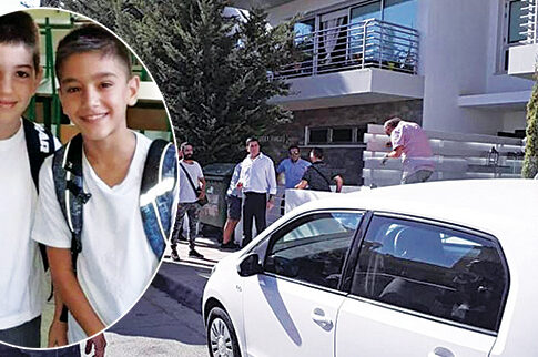 Άρπαξε δύο αγγελούδια έξω από σχολείο