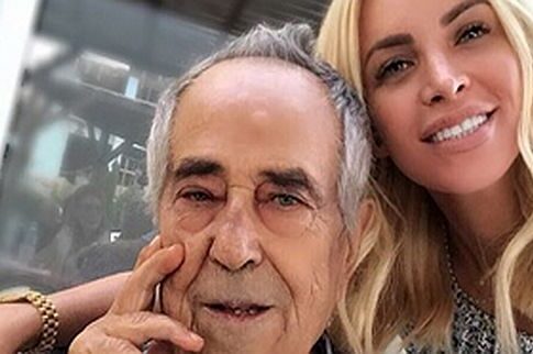 H Καινούργιου αγκαλιά με τον παππού της