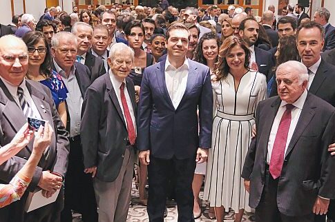 Σειρήνες της «fashion police» για την όμορφη Μπέτυ Μπαζιάνα