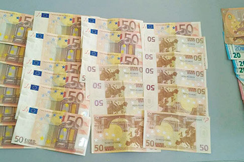 Ανήλικοι στο «μεροκάματο» με πλαστά ευρώ από το διαδίκτυο