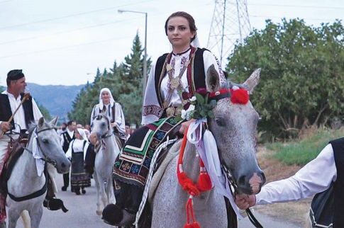 Ντύθηκε νύφη με στολή Σαρακατσάνας και πήγε στην εκκλησία καβάλα σε άλογο