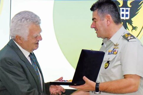 Tαξίαρχος έχασε τα μετάλλιά του στην πυρκαγιά στο Μάτι και το ΓΕΣ τα αντικατέστησε