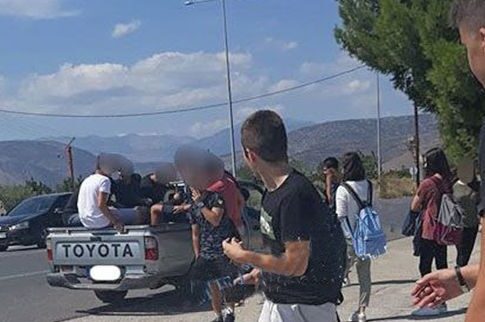 Σε καρότσες αγροτικών της Αργολίδας και «βουρ» για το σχολείο
