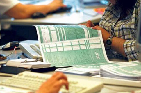 Δίωξη σε τρεις «λαδιάρηδες» εφοριακούς από τη Θεσσαλονίκη για μίζα 100.000 ευρώ από επιχειρηματία