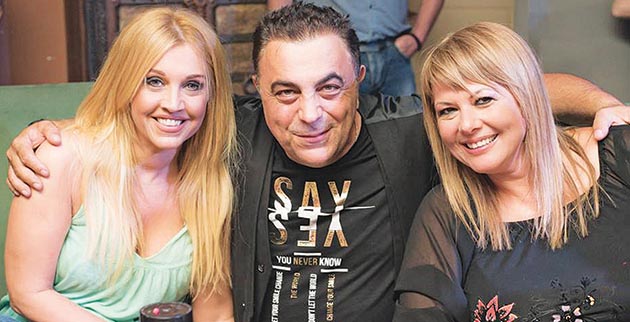 Ανάμεσα στη Σαμπρίνα και την Ελένη Καρουσάκη