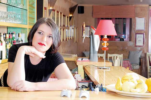 Η Μαρία Κόντη (σε παλαιά φωτό) στο εστιατόριο που διατηρεί στην Κέρκυρα