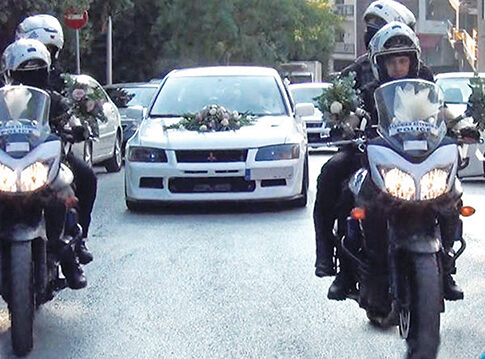 Νύφη στην εκκλησία με τη συνοδεία ανδρών της ΔΙΑΣ