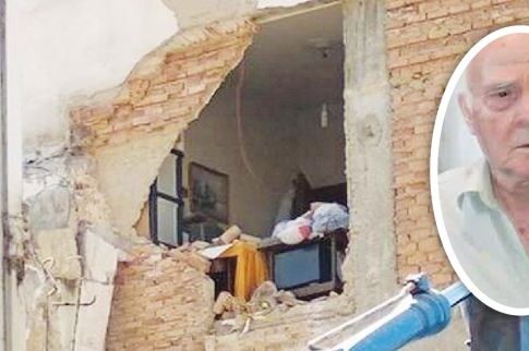 Γερανός αστόχησε και γκρέμισε λάθος σπίτι στην Πάτρα, ενώ ήταν μέσα ο ιδιοκτήτης