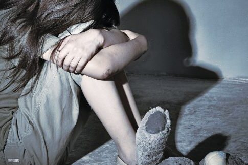 Πακιστανός ασελγούσε με φίλο του σε 12χρονη μπροστά στη μητέρα της