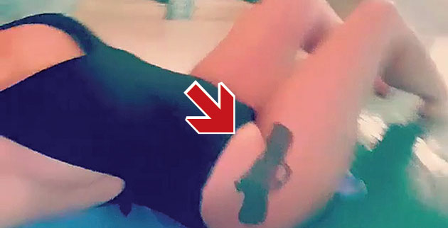 Τατουάζ στον μηρό που απεικονίζει ένα πιστόλι