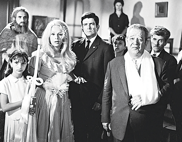 Στην ταινία «Η δασκάλα με τα ξανθά μαλλιά» ανάμεσα στην Αλίκη και στον Παντελή Ζερβό