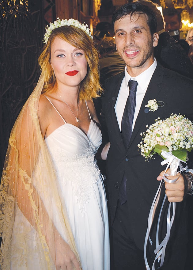 Λάμψη στα μάτια και τα πρόσωπα των νεόνυμφων Λένας Παπαληγούρα και Ακη Πάντου