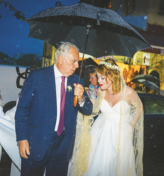 Με ομπρέλα ο Αναστάσιος Παπαληγούρας συνοδεύει την κόρη του