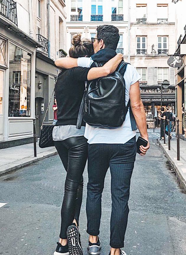 ΑΓΚΑΛΙΑ σε δρόμο του Παρισιού η Κάτια Ζυγούλη με τον Σάκη Ρουβά
