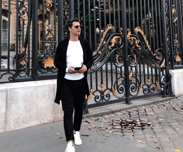 ΣΤΗΝ ΑΥΛΟΠΟΡΤΑ έπαυλης της γαλλικής πρωτεύουσας ο Sakis