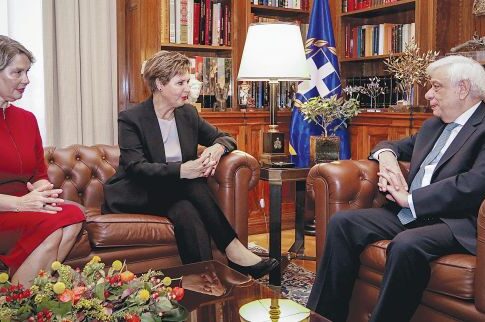 Στολισμένες και χαμογελαστές οι δύο υπουργίνες στον Πρόεδρο