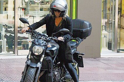 Η σύζυγος του Γιάνη με εμφάνιση αλά… easy rider