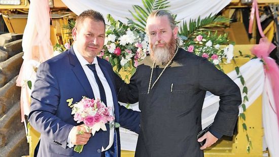 Κρατώντας την ανθοδέσμη δίπλα στον παπά ΦΩΤΟ: krinitrikalon